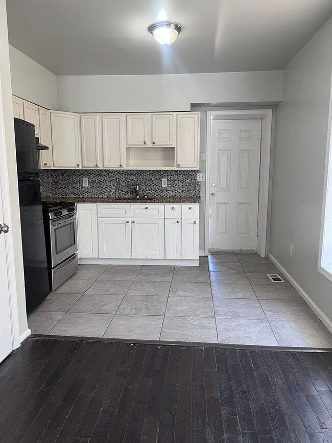 Building Photo - Beautifully Updated 3 Bedroom House