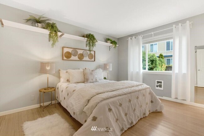 Building Photo - Spacious 2 Bedroom Condo in Queen Anne available NOW for $3650!