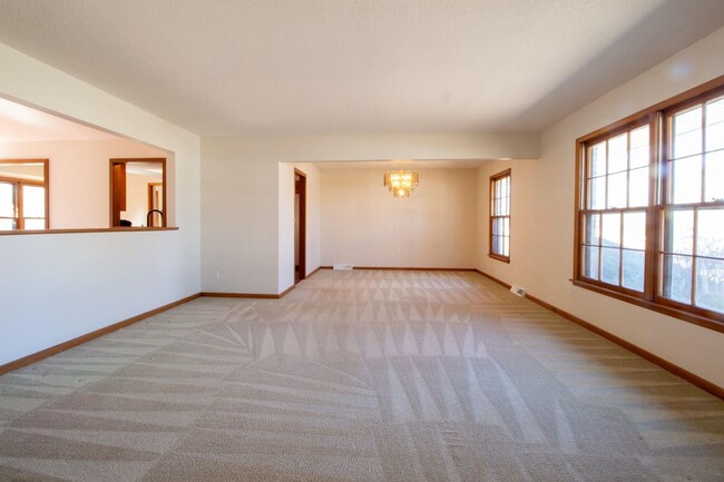 Building Photo - 4 Bed 3 Bath 2 Car Garage