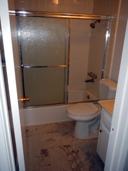 Full Bath with Shower and Soaking Tub - 16171 Ganges Lane #3, Huntington Beach, CA 92647
