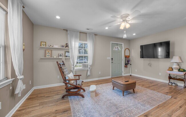 Building Photo - 2408 Sunset Dr