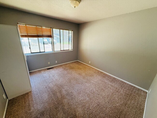 Building Photo - Pet Friendly 4 bed 2 bath house for rent at 1222. Jobs Peak