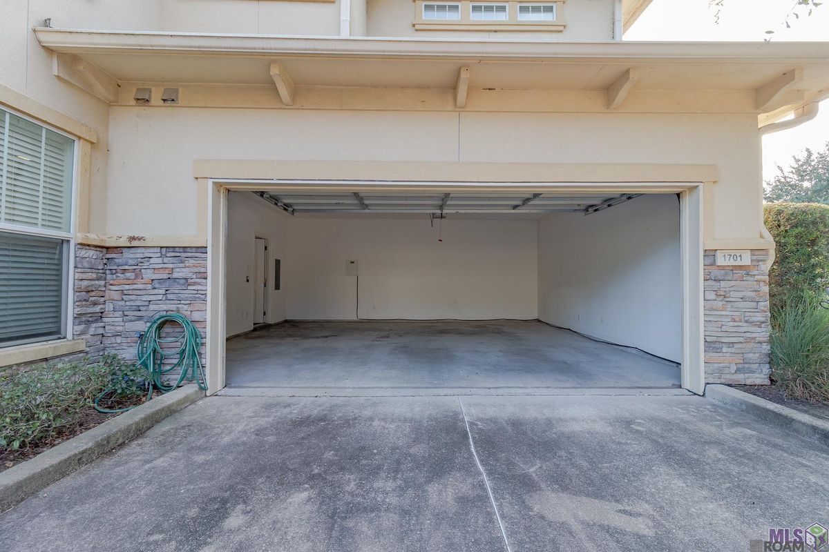 Building Photo - 8000 Stonelake Ave