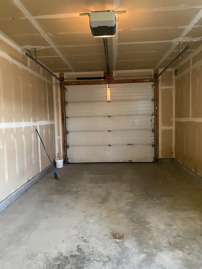 Building Photo - 2 Bedroom, 1 Bathroom in Southwest Anchorage.