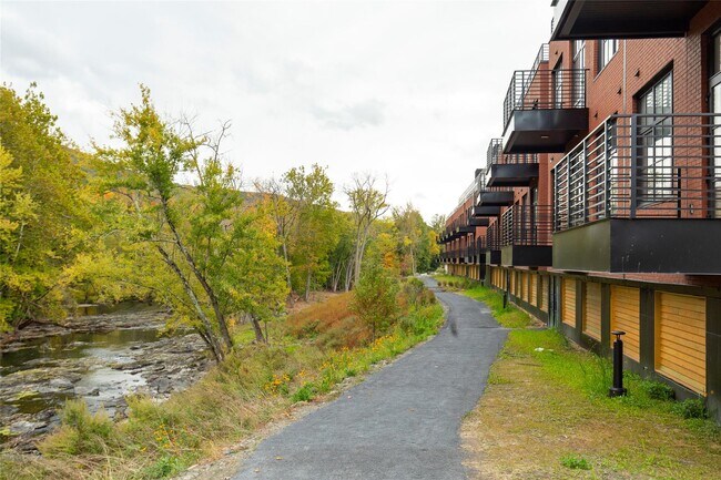Building Photo - 300 Arno Dr