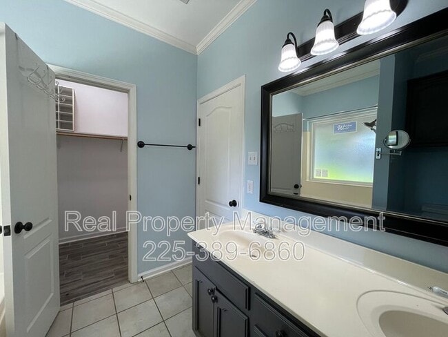 Building Photo - 25889 Regency Ave
