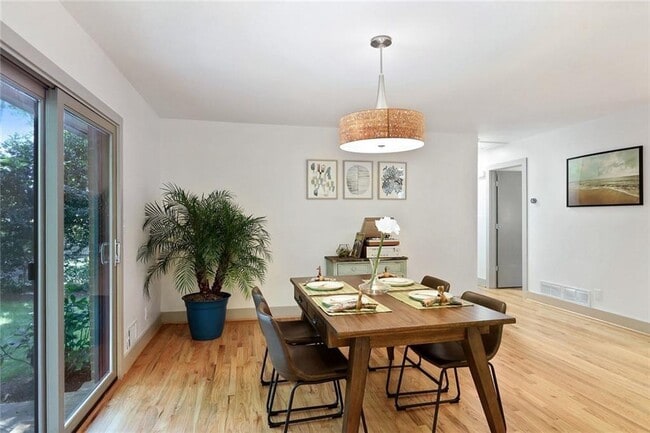 Building Photo - 1995 Commodore Ln