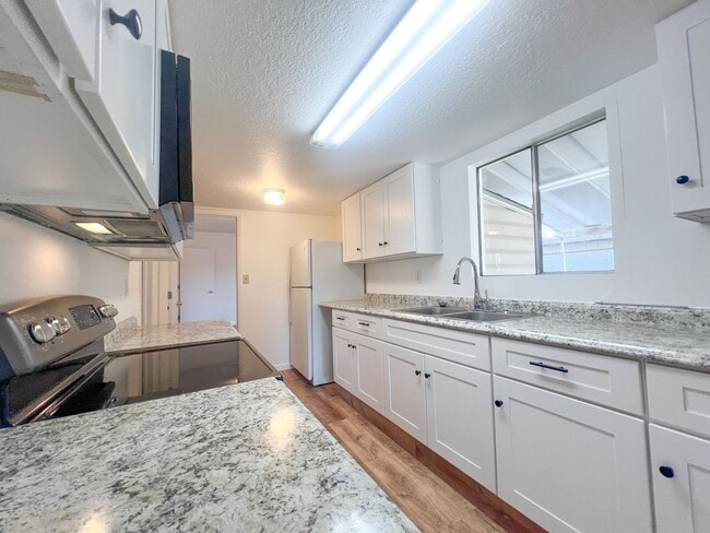 Building Photo - 385 S 4th St