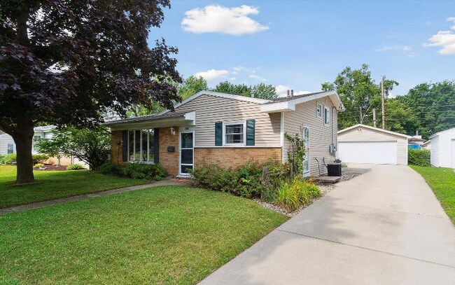 Building Photo - 4900 Woodlyn Dr