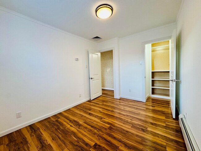 Building Photo - 16 W 51st St