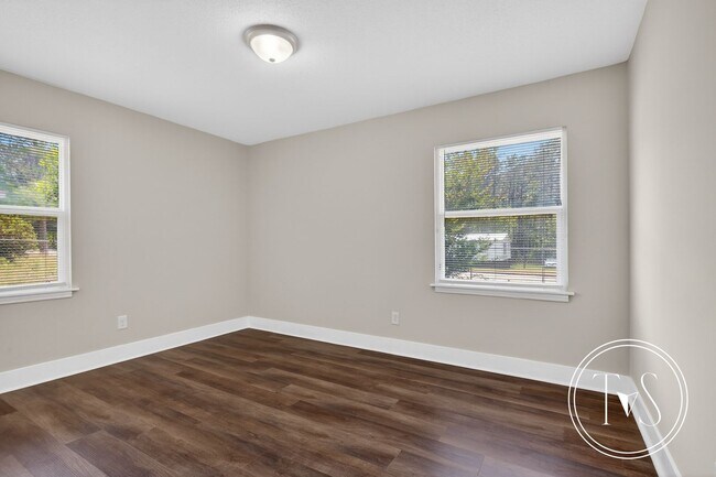 Building Photo - 109 Elm St