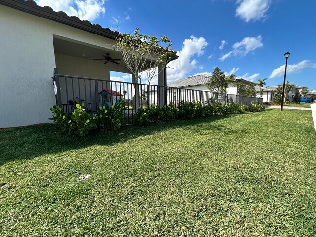 Building Photo - 757 SE Courances Dr