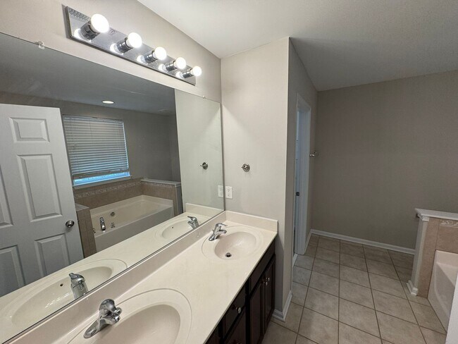 Building Photo - 152 N Arcadian Way