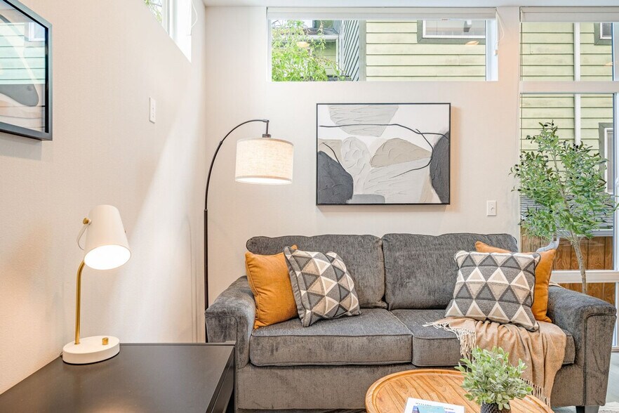 Building Photo - 1600 S Washington St