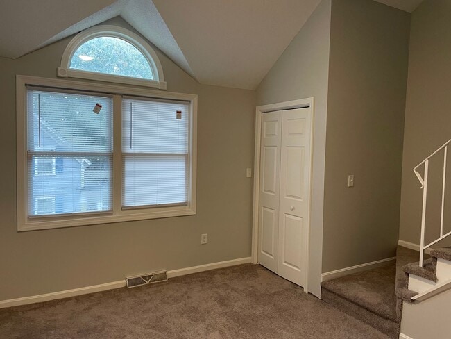 Building Photo - Well Maintained 2 Bedroom Condo w/Garage, ...