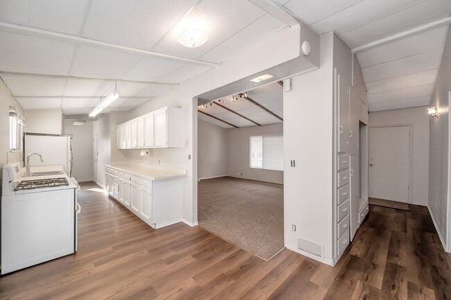 Building Photo - Beautiful Newly Renovated 3 Bed - 1 Bath Pet Friendly Home in Bountiful! Available NOW!
