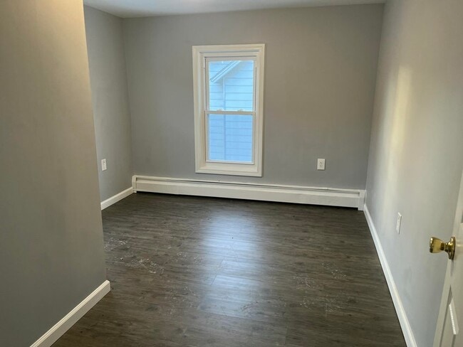 Building Photo - 349 E 5th St