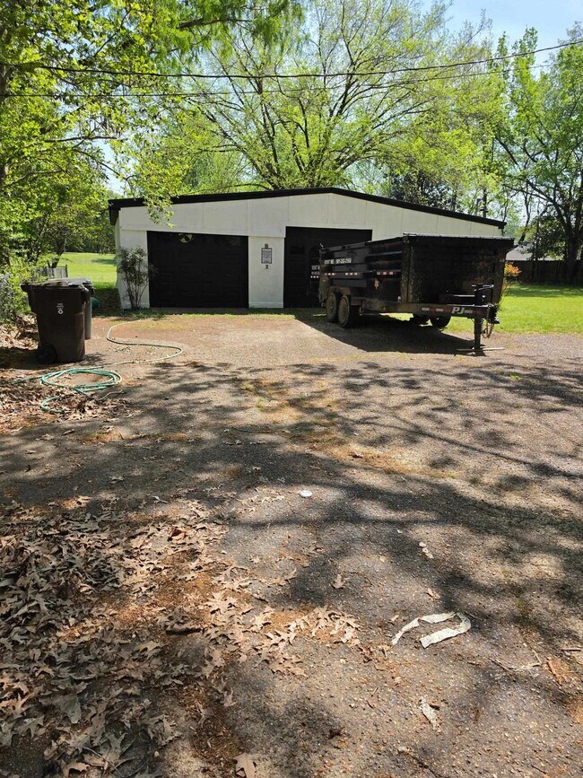 Building Photo - 4580 Shadowlawn Rd