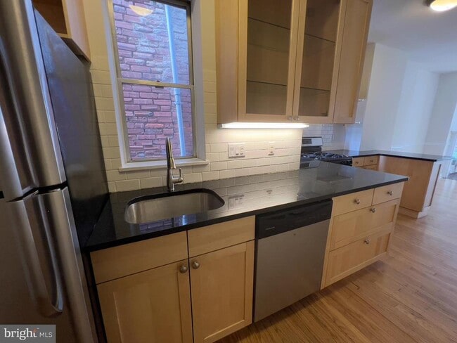 Building Photo - 2038 Locust St