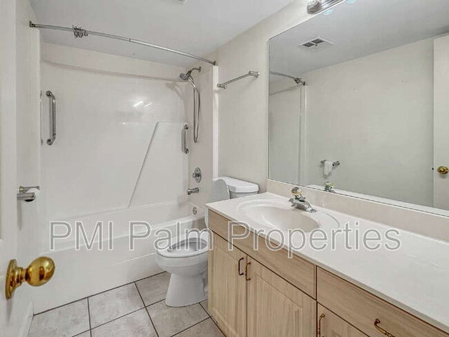 Building Photo - 390 Golfview Rd