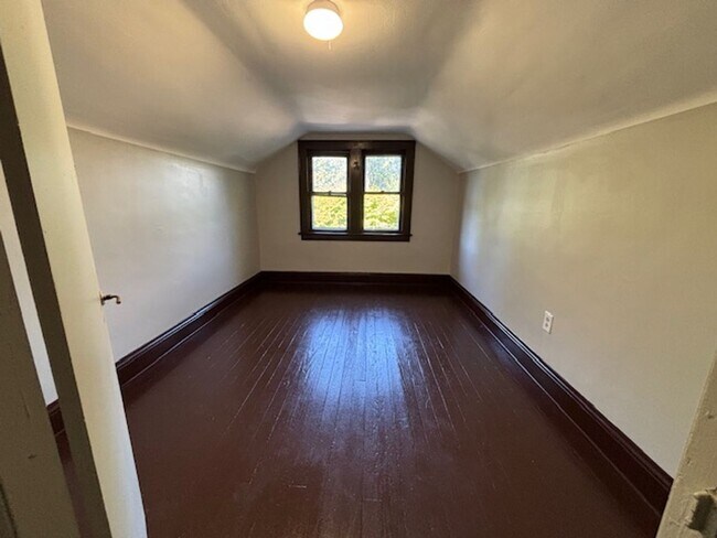 Building Photo - Classic 1928 Goodyear Heights charmer—fireplace, yard & off-street parking