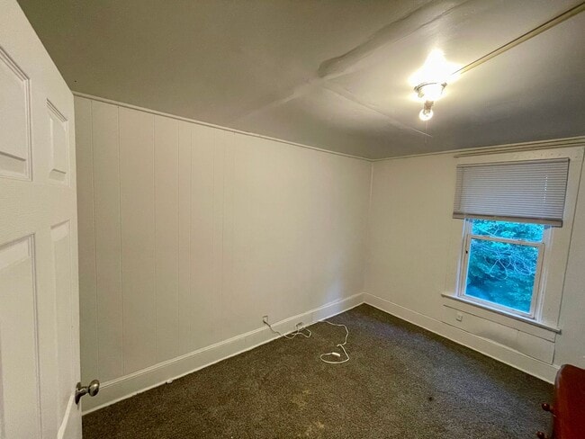 Building Photo - 3 Bed 1.5 Bath House