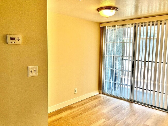 Building Photo - Charming 2 Bedroom 2 Bath townhouse with a balcony in La Crescenta.