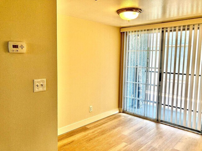 Building Photo - Charming 2 Bedroom 2 Bath townhouse with a...