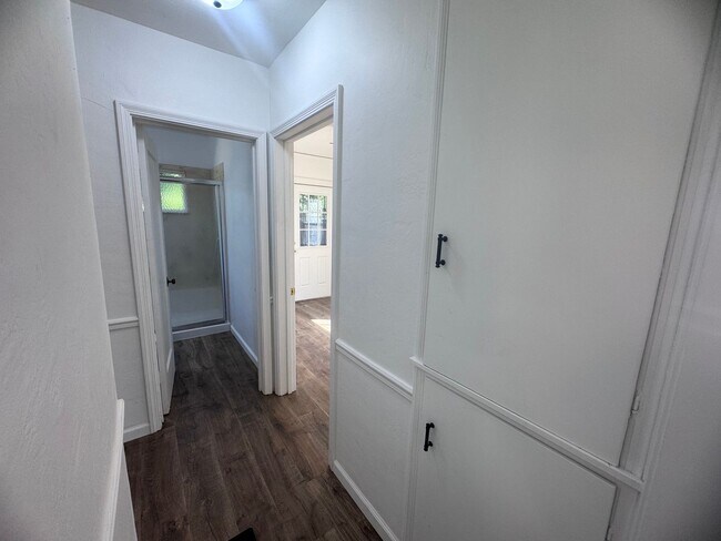 Building Photo - 2-Bedroom Home in the State Streets!