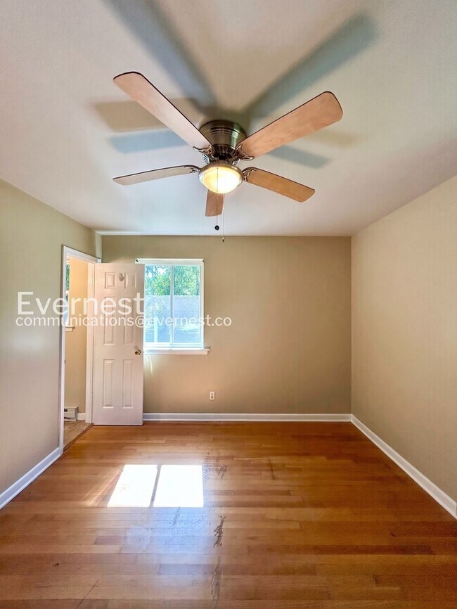 Building Photo - 3 Bed, 1.5 Bath Home with Off-Street Parking / Pet-Friendly / Available Now!