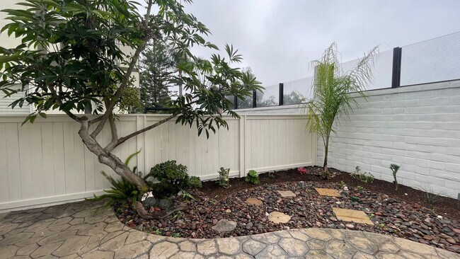 Building Photo - Impressive 2 Bdrm 2.5 Ba townhouse for ren...