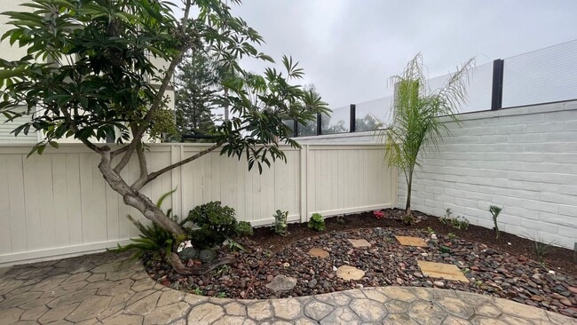 Building Photo - Impressive 2 Story, 2 Bedroom 2.5 Bath tow...