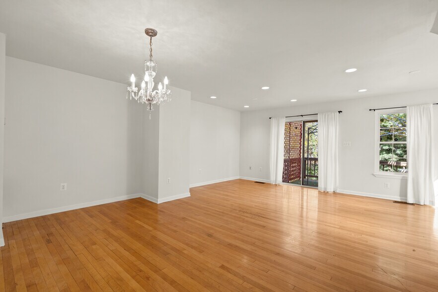 Building Photo - 7417 Wilma Ln