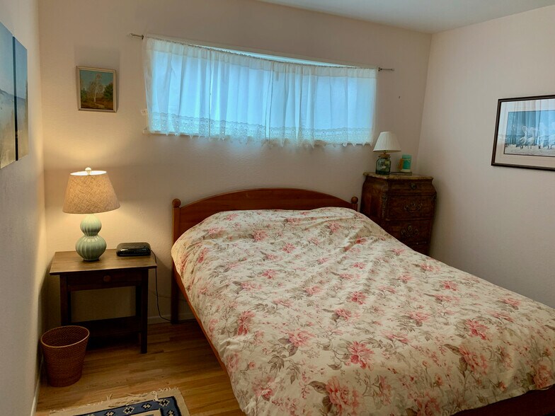 Queen bedroom - 2708 Mesa Avenue