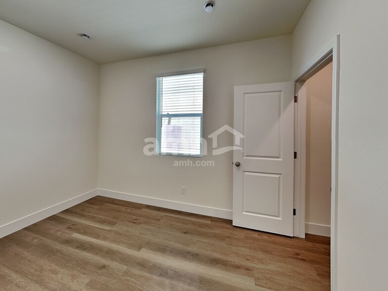 Building Photo - 9165 Sierra Point Court