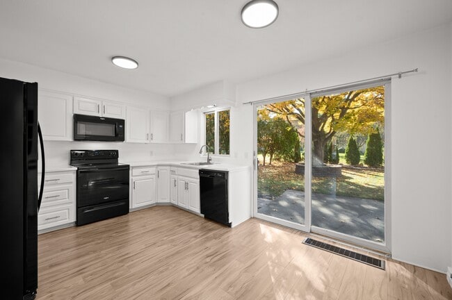 Building Photo - 1332 W Glenlord Rd