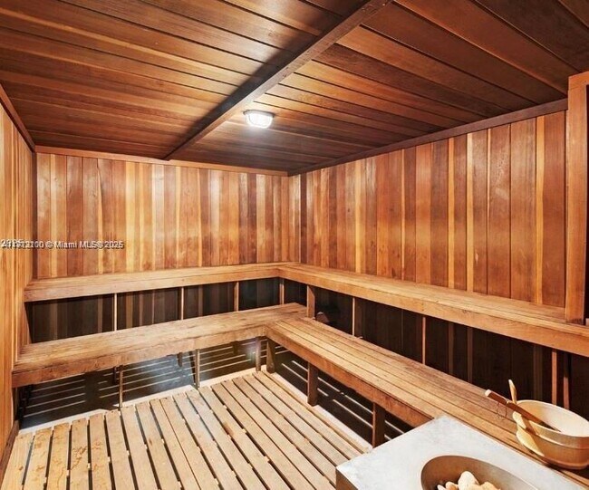 Building Photo - 2655 Collins Ave