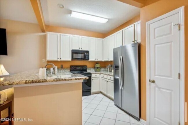 Building Photo - 3 Bedroom & 2-1/2 Bath Townhouse Gated Com...