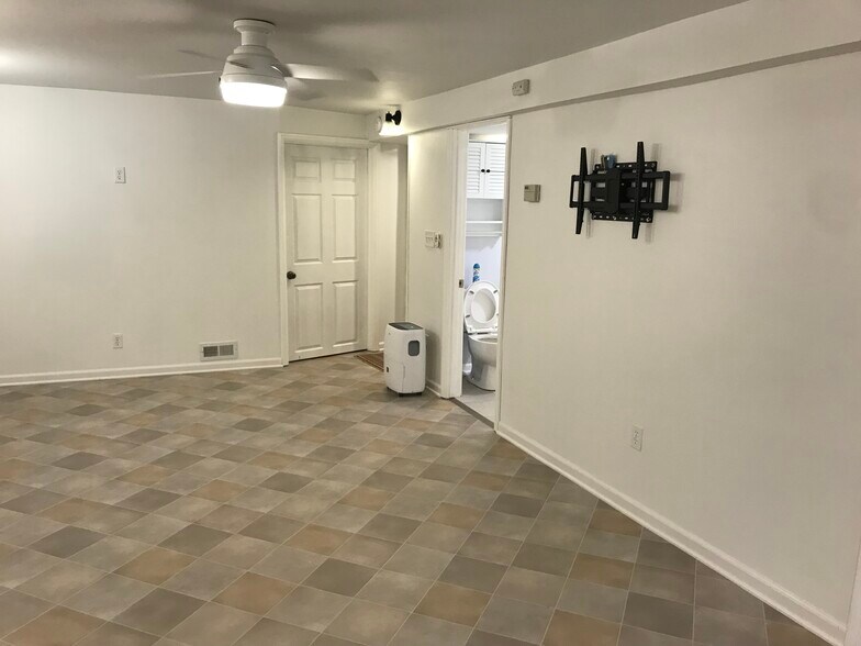 Building Photo - 5335 W Sunnyside Ave