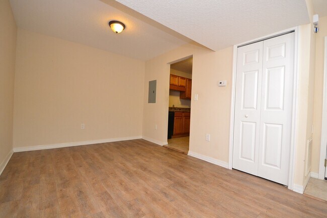 Building Photo - Lovely Winter Springs Condo ~ Vinyl Plank Flooring and Large Screened Patio!
