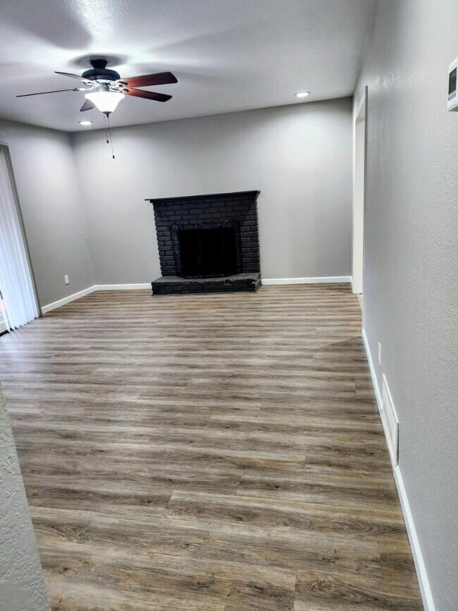 Building Photo - 917 Huntington Dr