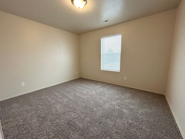 Building Photo - Modern Layout, Private Backyard, Prime Location |3 bed 2.5 bath Home in Nampa