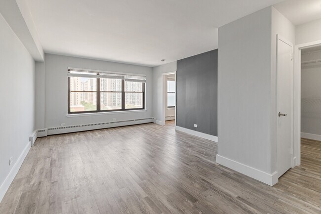 Building Photo - 5858 N Sheridan Rd