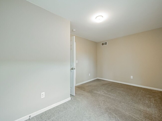 Building Photo - Lake Living at Its Finest in Keego Harbor!
