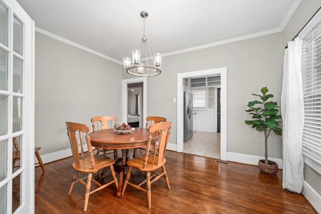 Building Photo - Renovated Vintage Cottage in downtown Cookeville