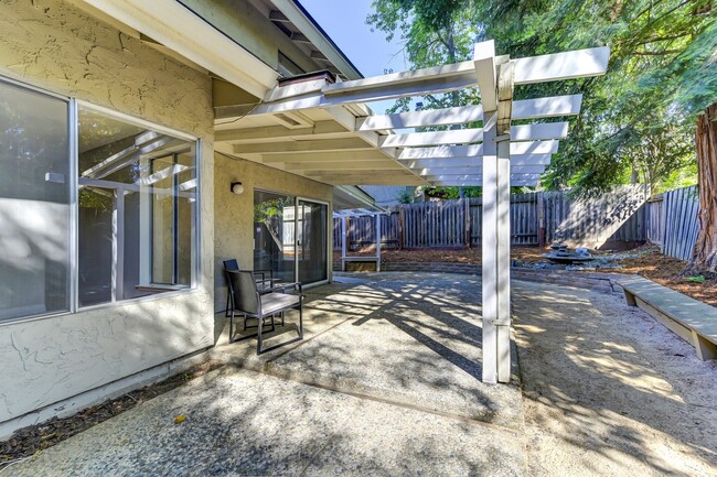Building Photo - STUNNING 4BD / 2.5BTH SINGLE FAMILY RIGHT ...