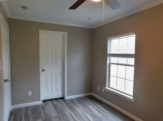 Building Photo - 107 Varsity Dr