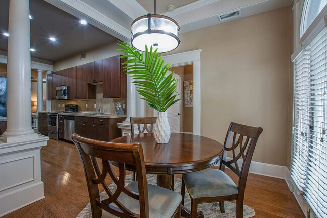 Building Photo - 612 Center St