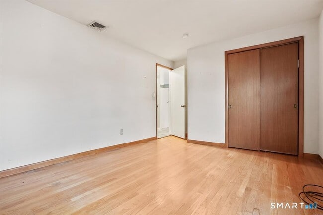 Building Photo - 732 Tunxis Hill Rd