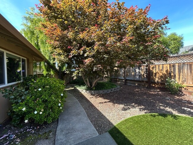 Building Photo - Welcome to this charming 3-bedroom, 2-bath home located in a desirable Oakmont 55+ adult community